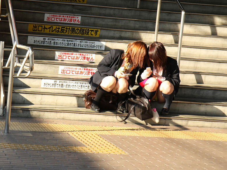 駅 パンチラ画像！盗撮ミニスカからのお尻や太もも♡パンツをまとめてみたぜ!!018