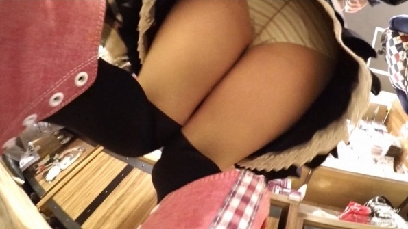 パンチラが抜ける逆さ撮り盗撮エロ動画像Vol.59_035枚目