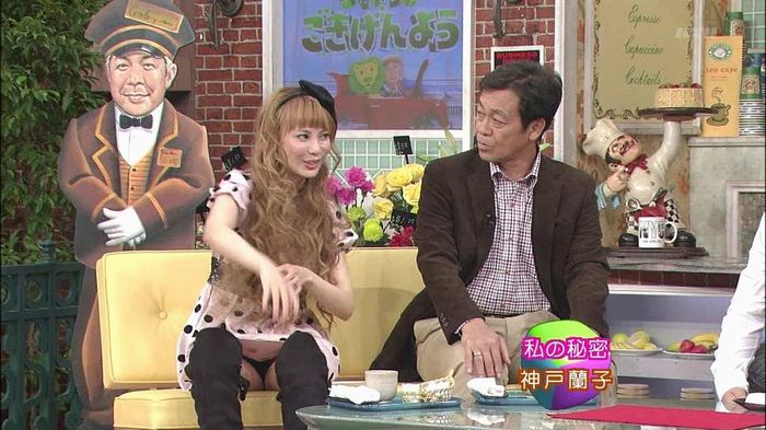 【お宝 パンチラ】偶然テレビに映った芸能人のお宝パンチラ画像044