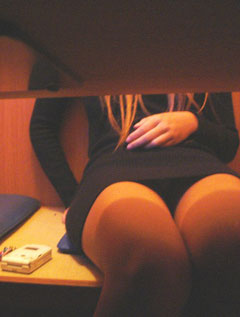 【覗き パンチラ】机の下を覗いて、パンチラ見えたら一日幸せ。005