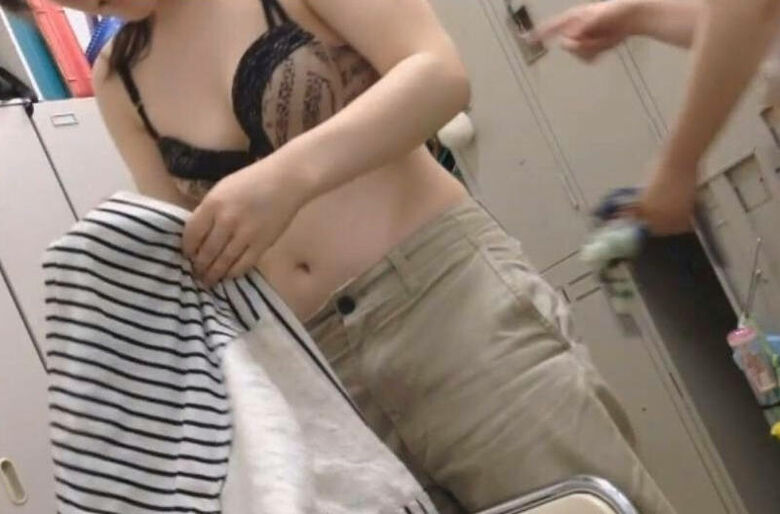 着替え 盗撮画像だぜ!エロいお尻やパンツに大興奮♡見ちゃいけない…思うともっと興奮します😍016