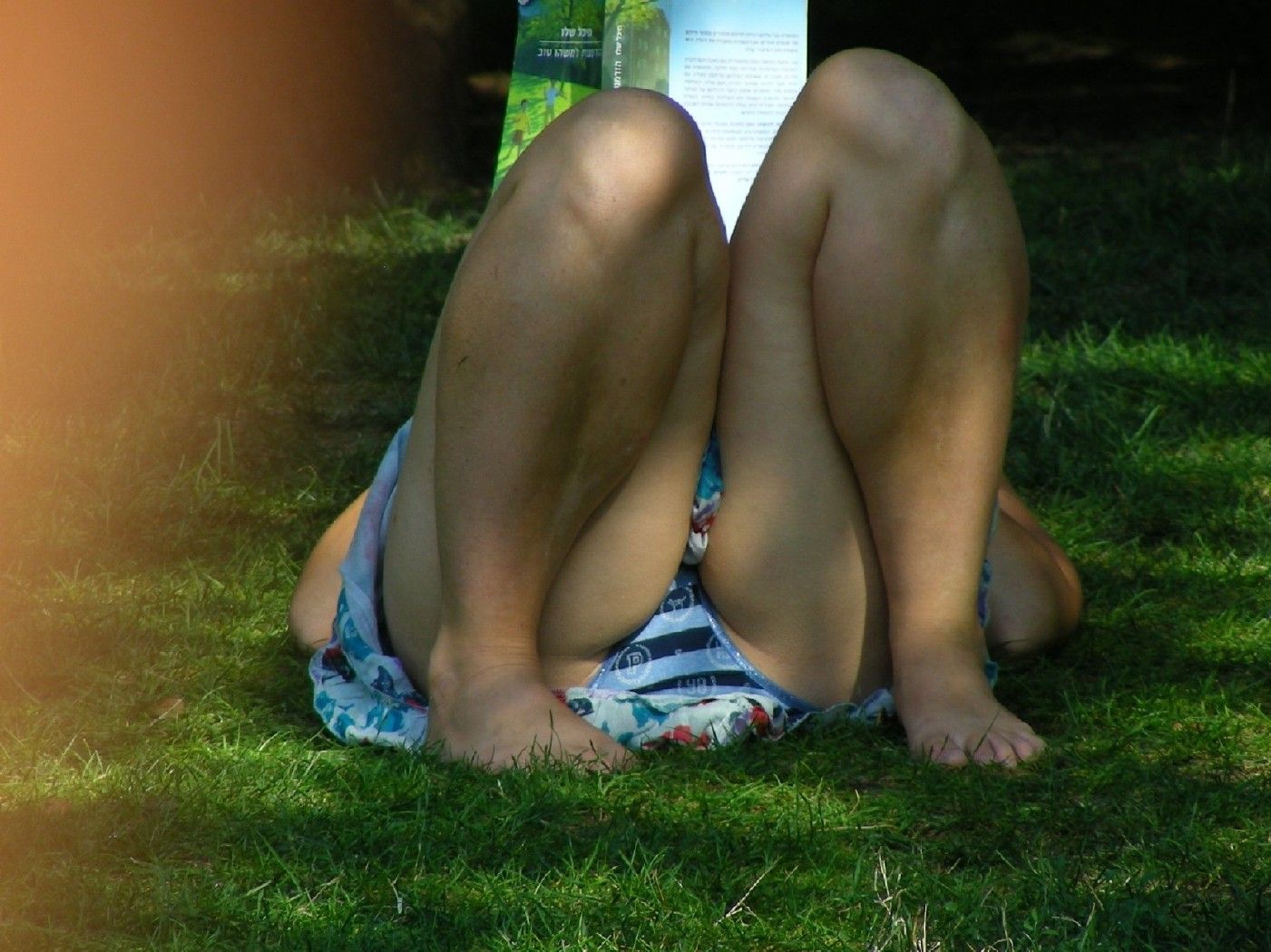 寝転がりパンチラ画像003