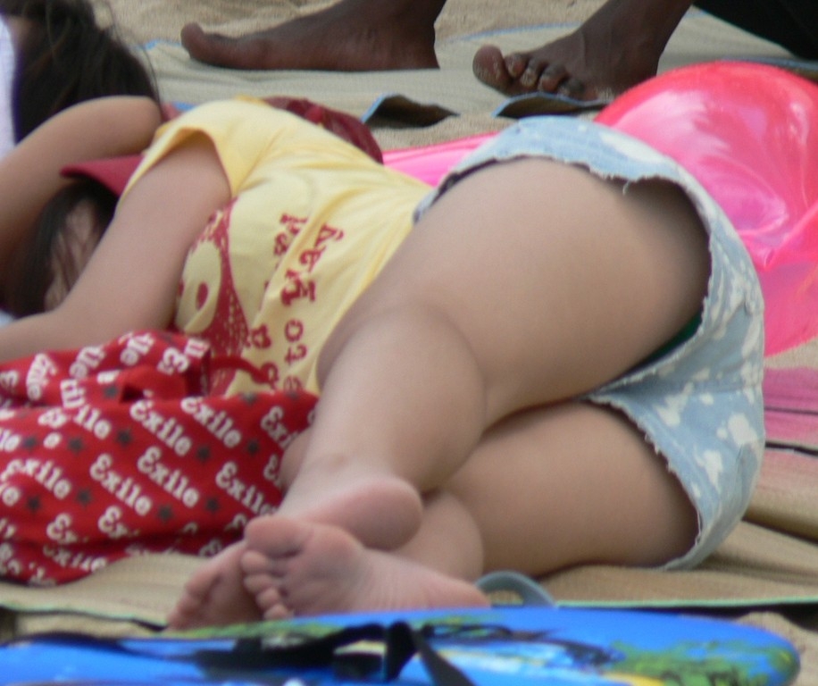 寝転がりパンチラ画像005