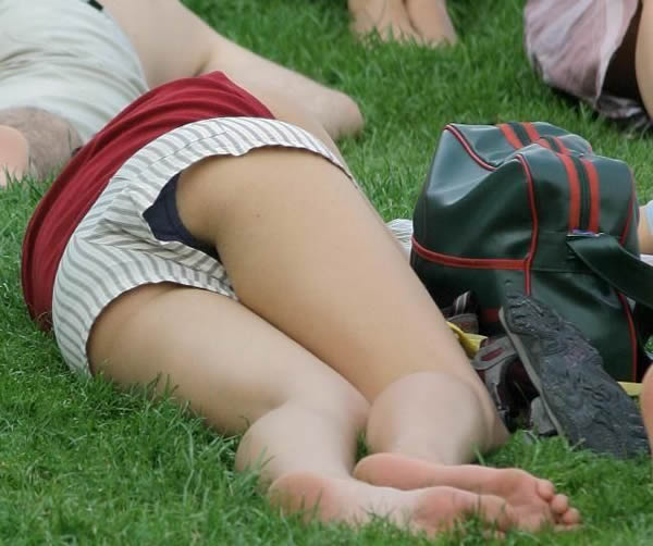 寝転がりパンチラ画像006