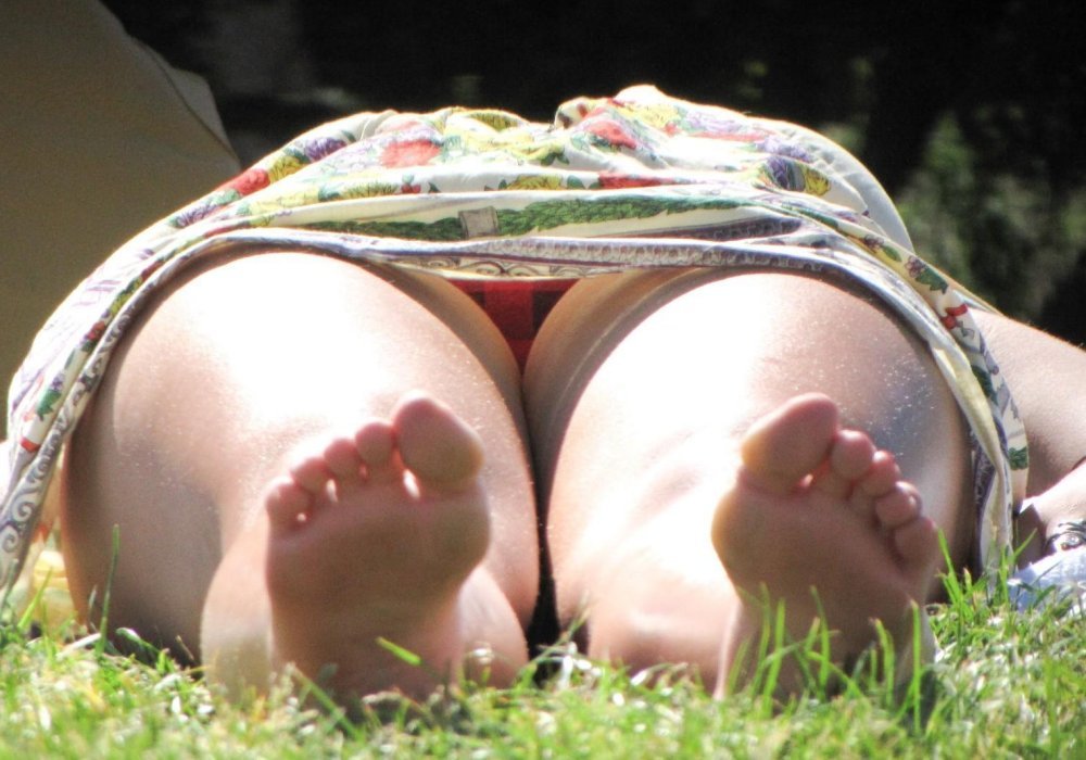 寝転がりパンチラ画像014