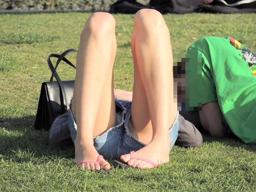 寝転がりパンチラ画像019