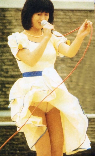 昭和アイドル パンチラ!お宝画像満載です♡パンツ規制のゆるかった時代にタイムスリップしようぜ!!010