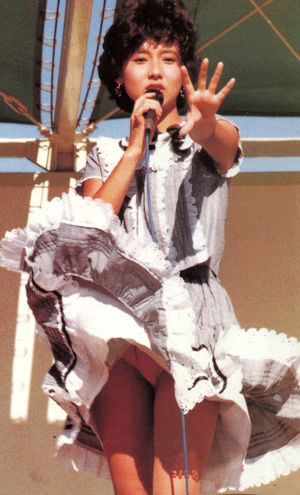 昭和アイドル パンチラ!お宝画像満載です♡パンツ規制のゆるかった時代にタイムスリップしようぜ!!014