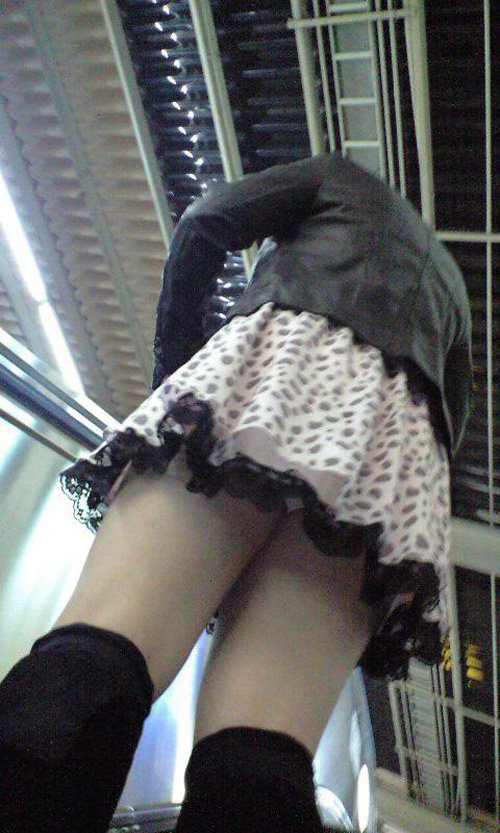 パンチラが抜ける逆さ撮り盗撮エロ動画像Vol.68_018枚目