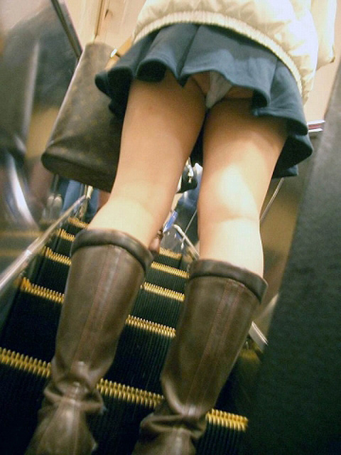 パンチラが抜ける逆さ撮り盗撮エロ動画像Vol.68_019枚目