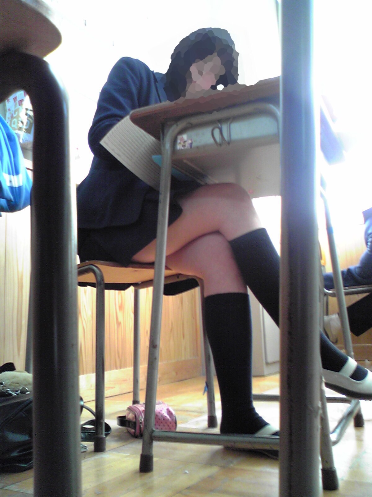 女子校に赴任した男性教師が撮ったJKパンチラ画像！！！(≧∇≦)b012