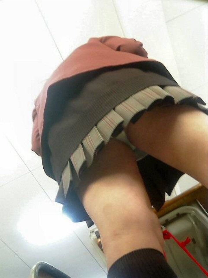 男性教師のjkパンチラ盗撮風画像！女子校の中はパンツのパラダイスだぜ✨002