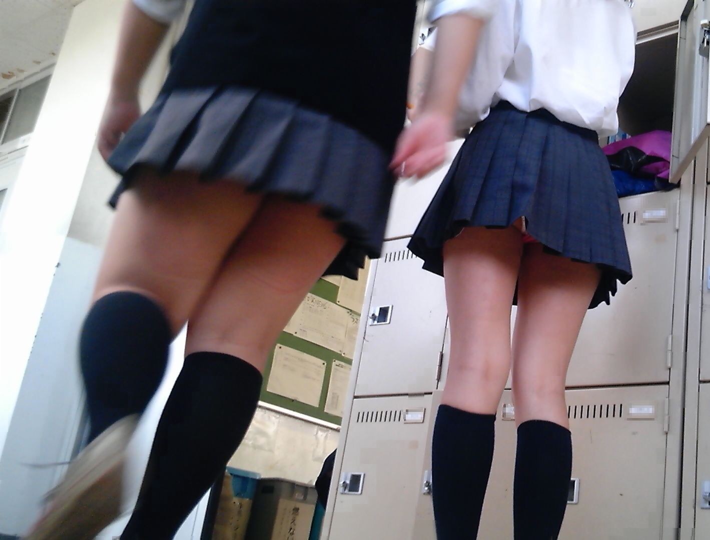 男性教師のjkパンチラ盗撮風画像！女子校の中はパンツのパラダイスだぜ✨008