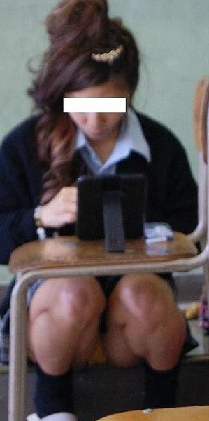 男性教師のjkパンチラ盗撮風画像！女子校の中はパンツのパラダイスだぜ✨011