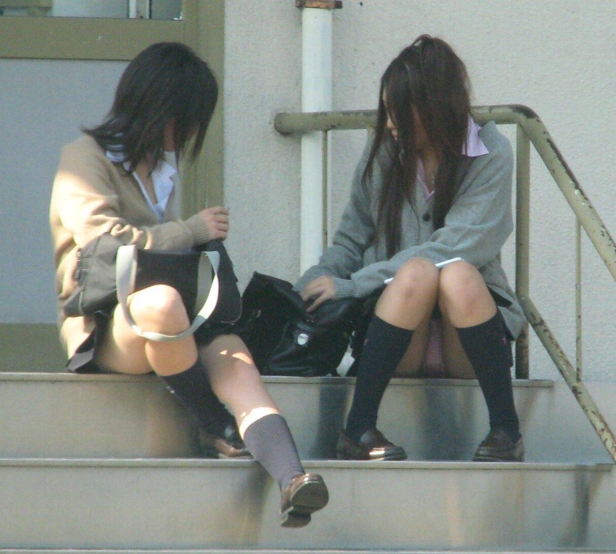 男性教師のjkパンチラ盗撮風画像！女子校の中はパンツのパラダイスだぜ✨020