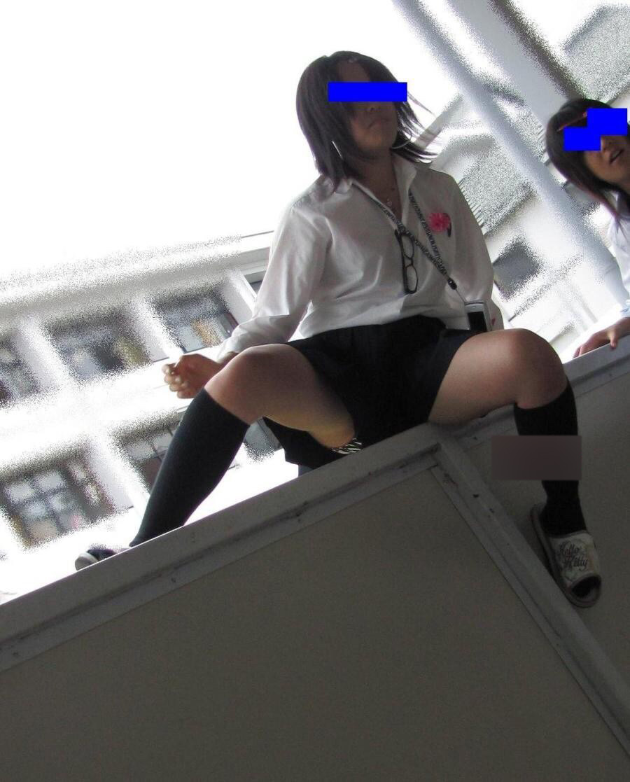 男性教師のjkパンチラ盗撮風画像！女子校の中はパンツのパラダイスだぜ✨024