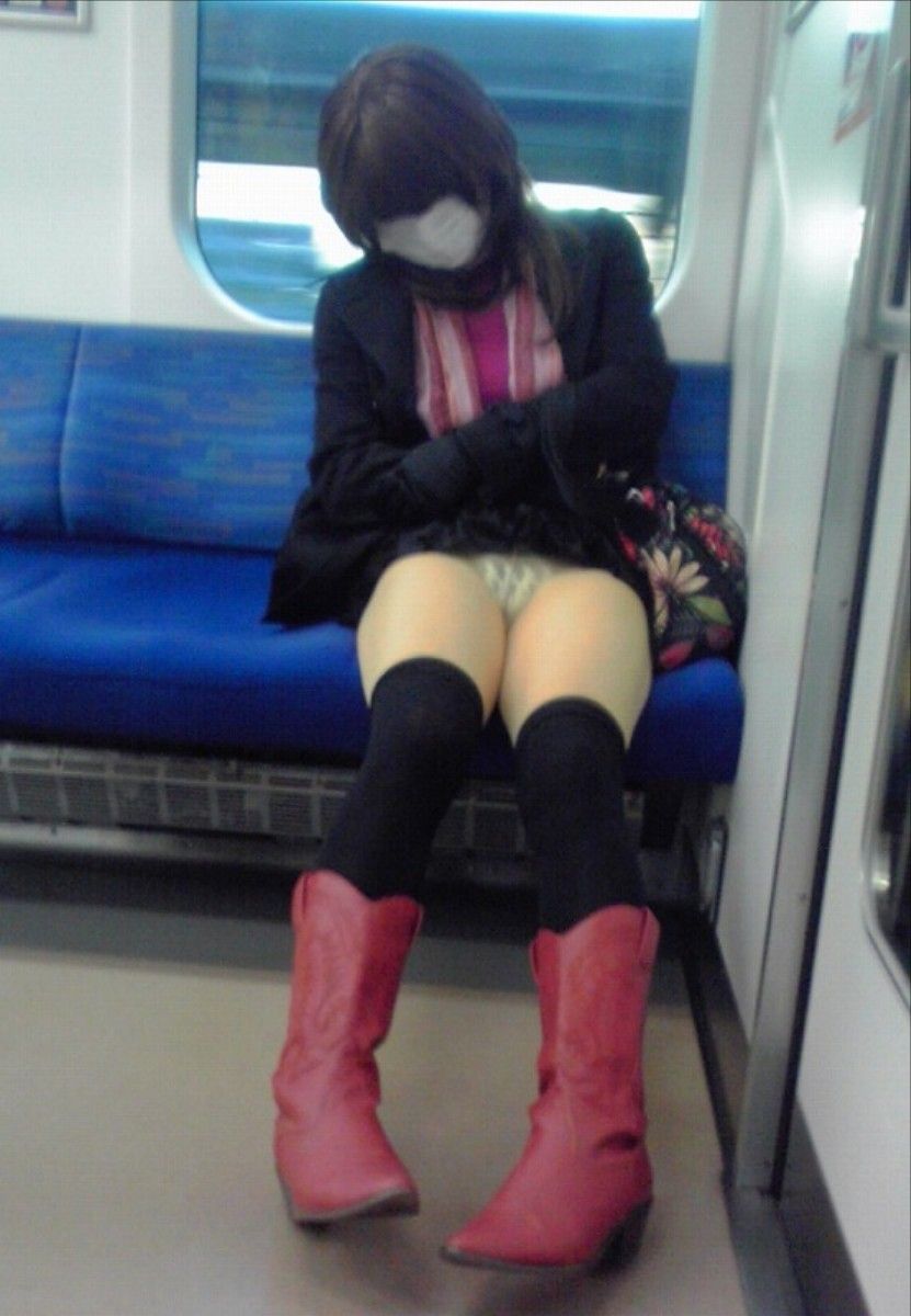 電車内でパンツを晒すエッチな女の子の下着流出エロ動画像34枚014