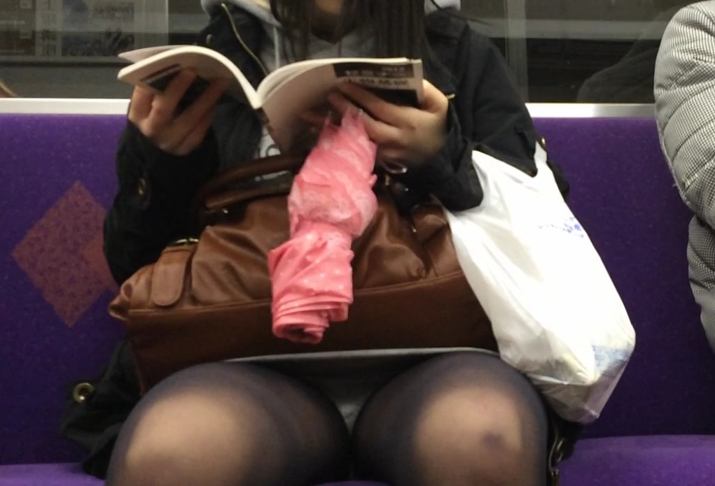 電車内でパンツを晒すエッチな女の子の下着流出エロ動画像34枚015