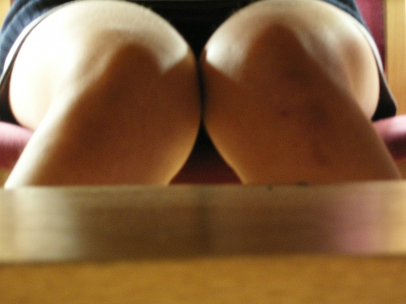 図書館 対面パンチラ！無防備に股ひらいてる感じがたまらんですな♡002