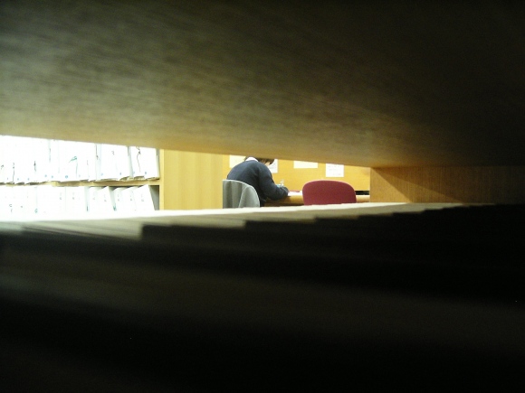 図書館 対面パンチラ！無防備に股ひらいてる感じがたまらんですな♡013