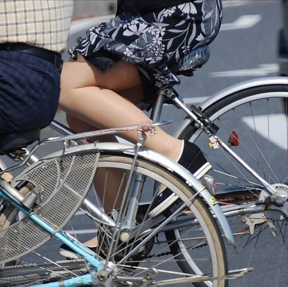 自転車乗ってる女のパンチラを見れた日は夜も眠れない… 38枚012