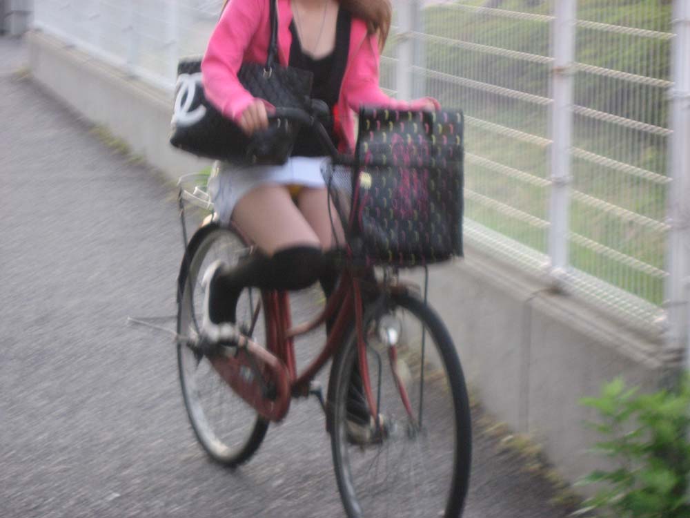 自転車乗ってる女のパンチラを見れた日は夜も眠れない… 38枚034