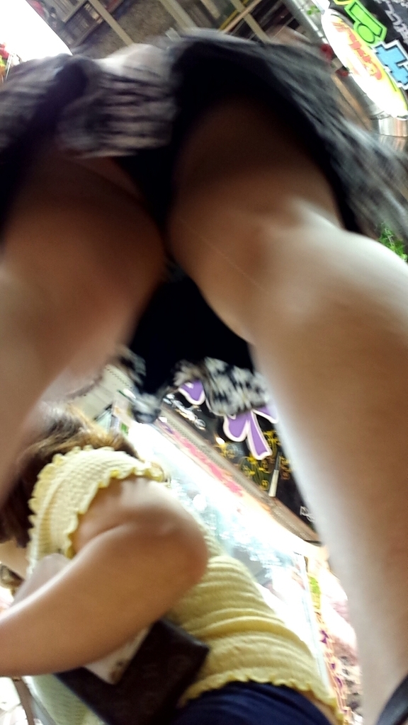 逆さ撮りの盗撮パンチラ画像!服装からして夏~秋あたりかな?って思うけど、【姿付き】でガッツリ用意しました!012枚目