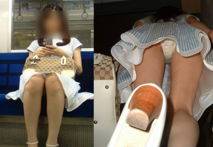 逆さ撮りの盗撮パンチラ画像!服装からして夏~秋あたりかな?って思うけど、【姿付き】でガッツリ用意しました!026枚目