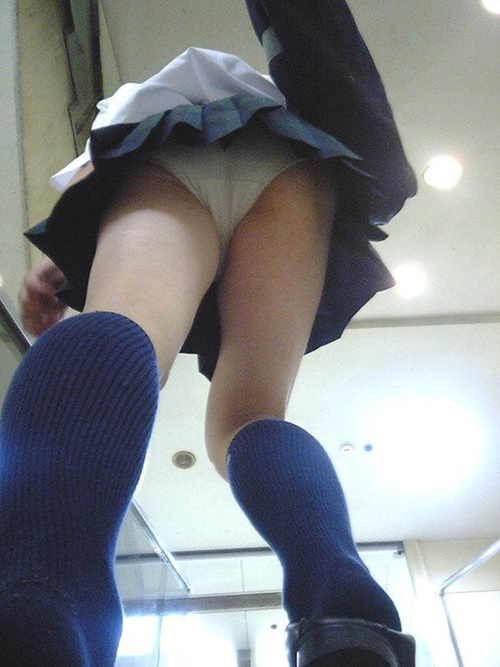 高校教師がjkパンチラ盗撮したんじゃね?って思うような画像をまとめてみたぜ!!002