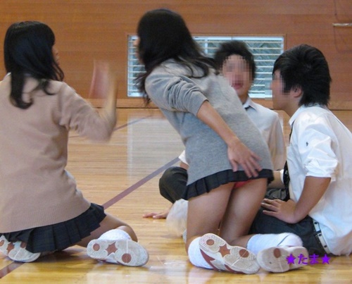 高校教師がjkパンチラ盗撮したんじゃね?って思うような画像をまとめてみたぜ!!004