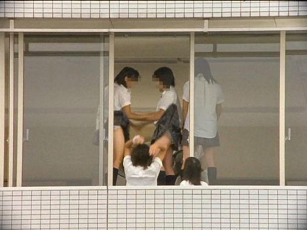 高校教師がjkパンチラ盗撮したんじゃね?って思うような画像をまとめてみたぜ!!009