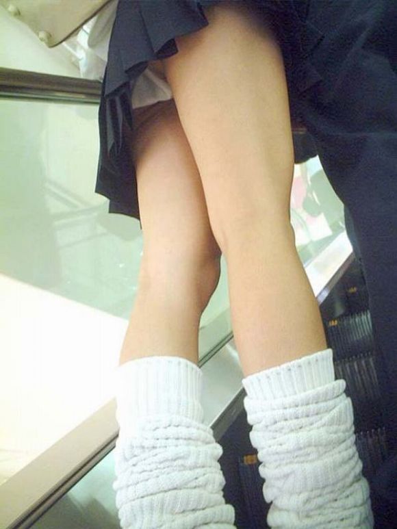 エスカレーターからの逆さ撮りパンチラ盗撮画像！このままずっと眺めたくなっちゃうよｗ010枚目