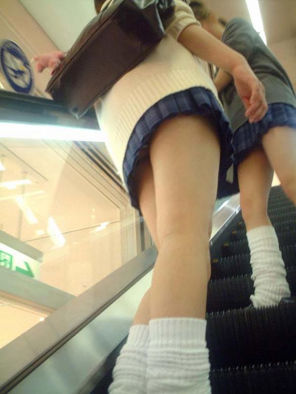 エスカレーターからの逆さ撮りパンチラ盗撮画像！このままずっと眺めたくなっちゃうよｗ017枚目