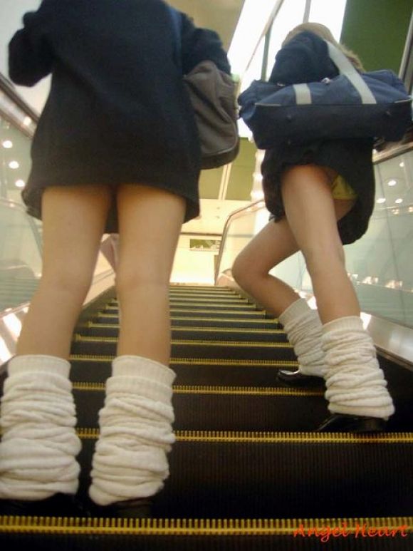 エスカレーターからの逆さ撮りパンチラ盗撮画像！このままずっと眺めたくなっちゃうよｗ020枚目