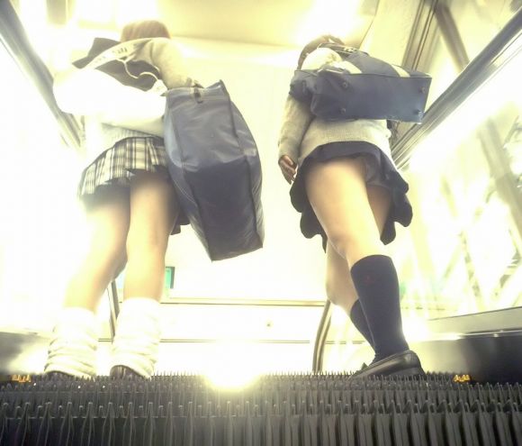 エスカレーターからの逆さ撮りパンチラ盗撮画像！このままずっと眺めたくなっちゃうよｗ021枚目