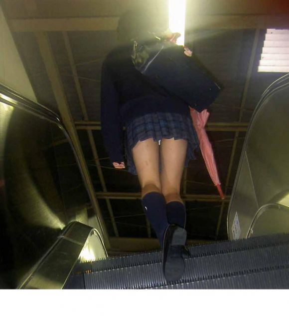 エスカレーターからの逆さ撮りパンチラ盗撮画像！このままずっと眺めたくなっちゃうよｗ022枚目