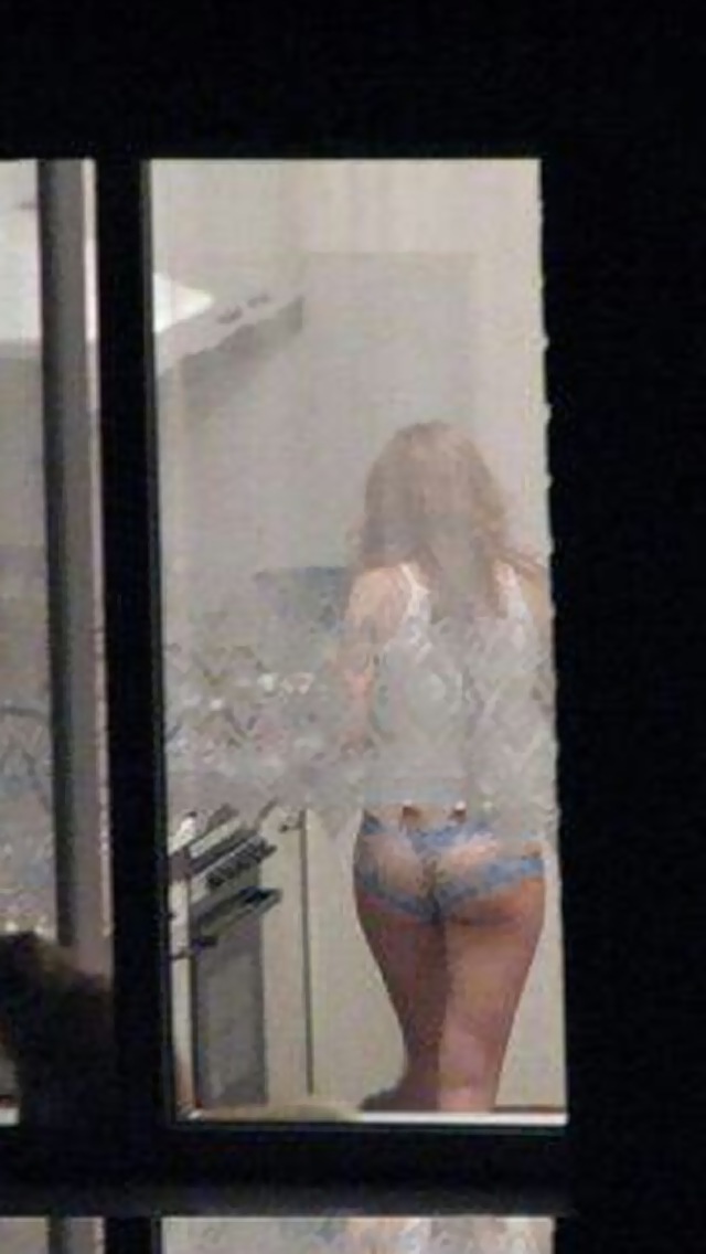 窓から見える女性のパンツ履いた無防備盗撮エロ画像007枚目