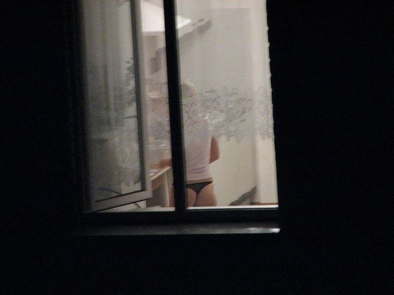窓から見える女性のパンツ履いた無防備盗撮エロ画像016枚目