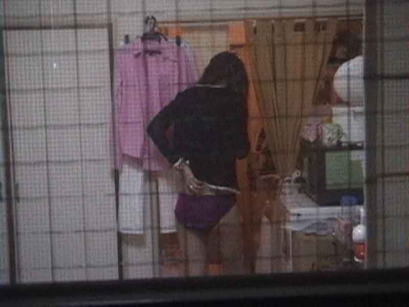 窓から見える女性のパンツ履いた無防備盗撮エロ画像022枚目