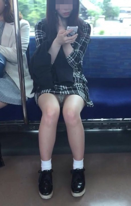 【電車 パンチラ画像】電車は満員だが女性の股間はガラ空き状態でパンチラモロ見えｗｗｗ015