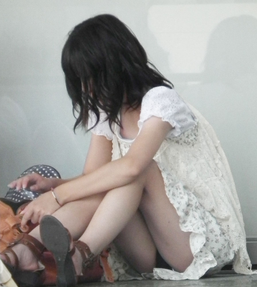 地味子 パンチラ盗撮画像！パンツは意外に派手なものがあってエロいぜ!!006