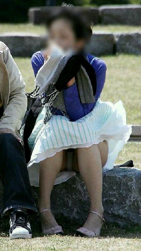 地味子 パンチラ盗撮画像！パンツは意外に派手なものがあってエロいぜ!!009