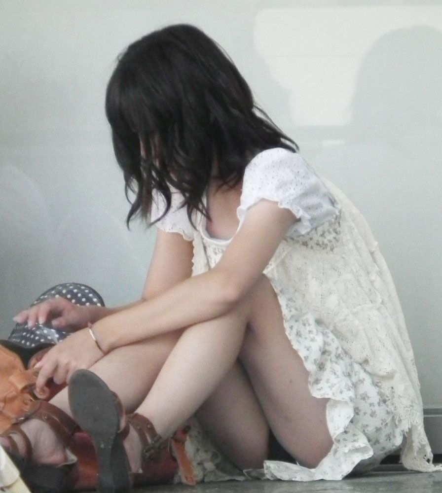 地味子 パンチラ盗撮画像！パンツは意外に派手なものがあってエロいぜ!!017