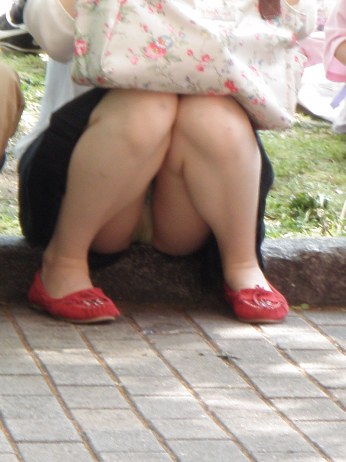 地味子 パンチラ盗撮画像！パンツは意外に派手なものがあってエロいぜ!!022