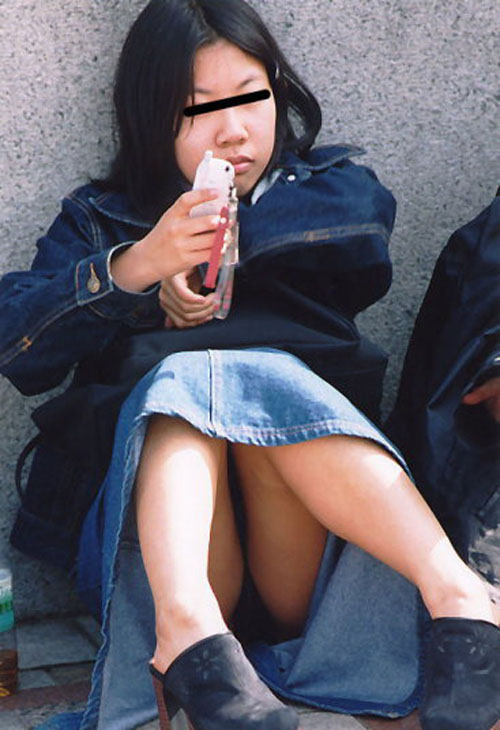 地味子 パンチラ盗撮画像！パンツは意外に派手なものがあってエロいぜ!!023