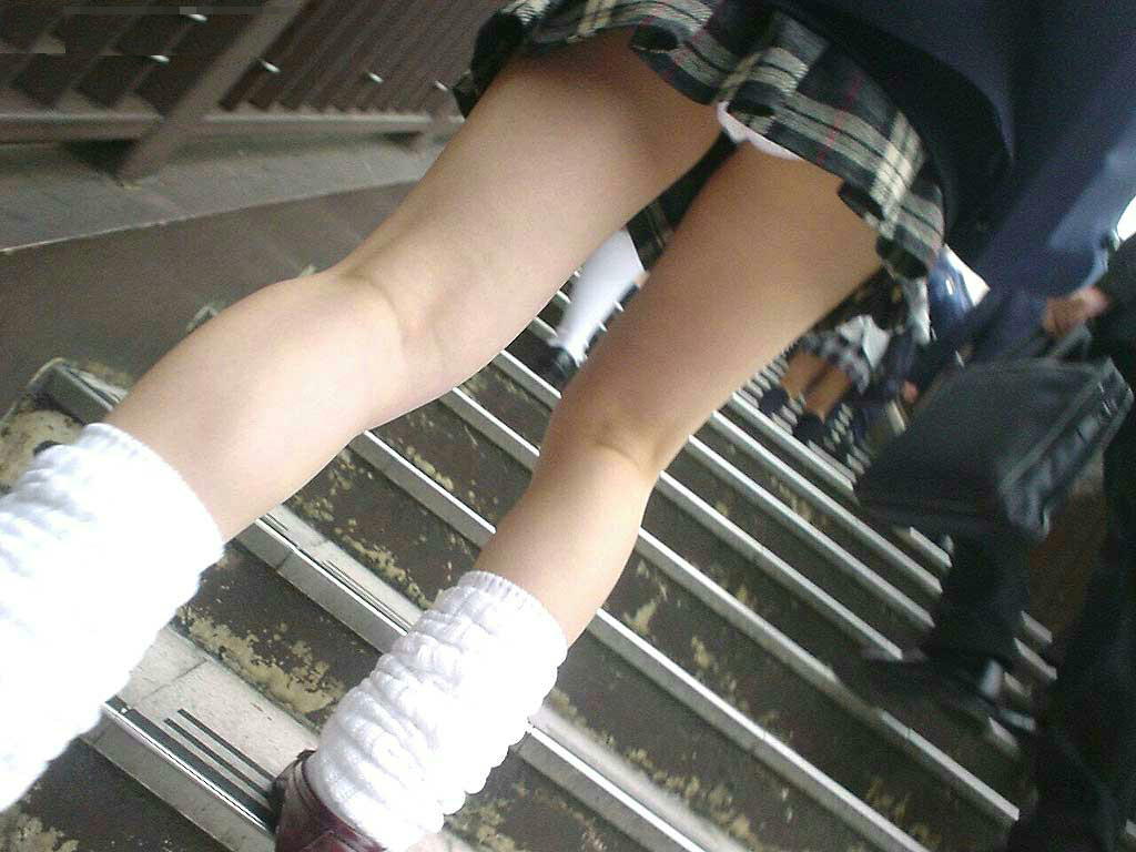 パンチラが抜ける逆さ撮り盗撮エロ動画像Vol.60_027枚目