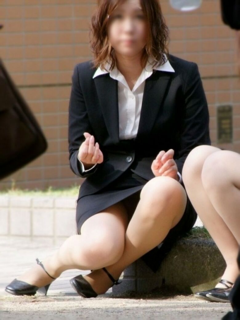 リクルートスーツ パンチラ画像!新卒女子の盗撮パンツに大興奮♡生々しくてエロいぜ!!002枚目