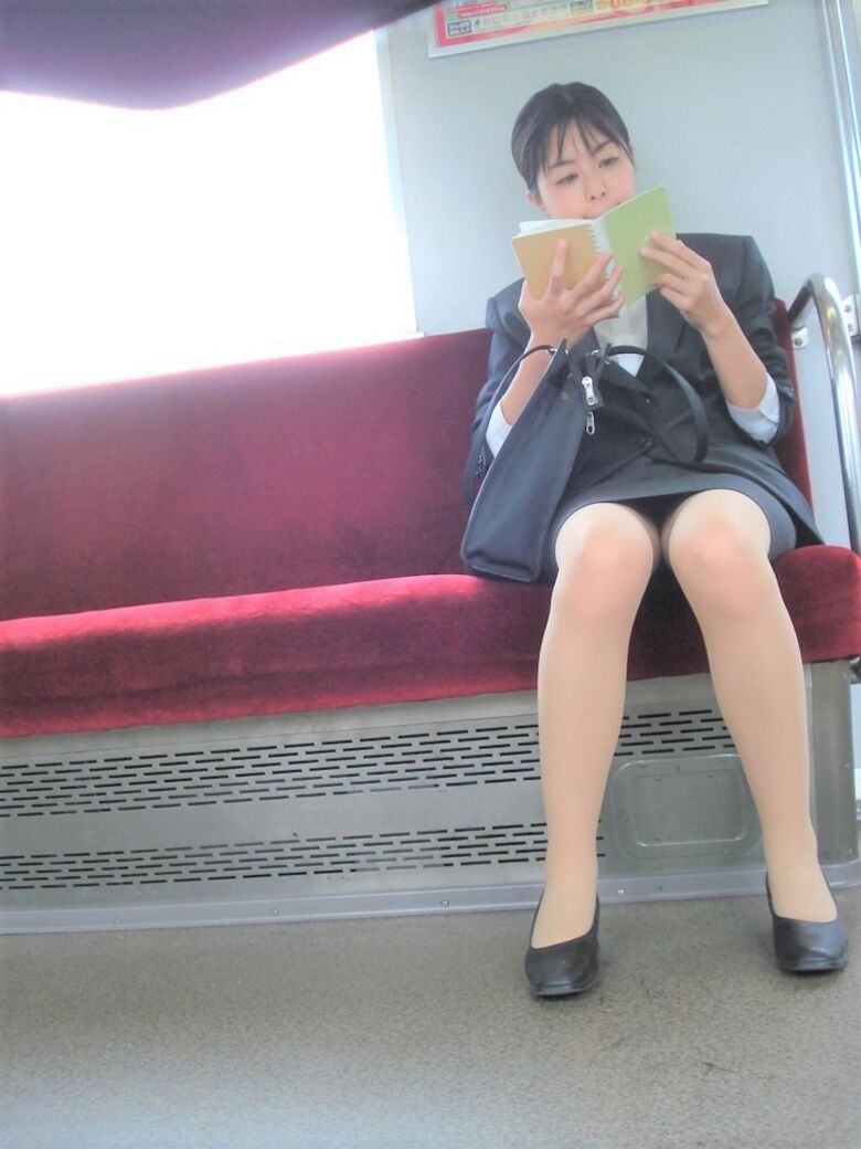 リクルートスーツ パンチラ画像!新卒女子の盗撮パンツに大興奮♡生々しくてエロいぜ!!006枚目