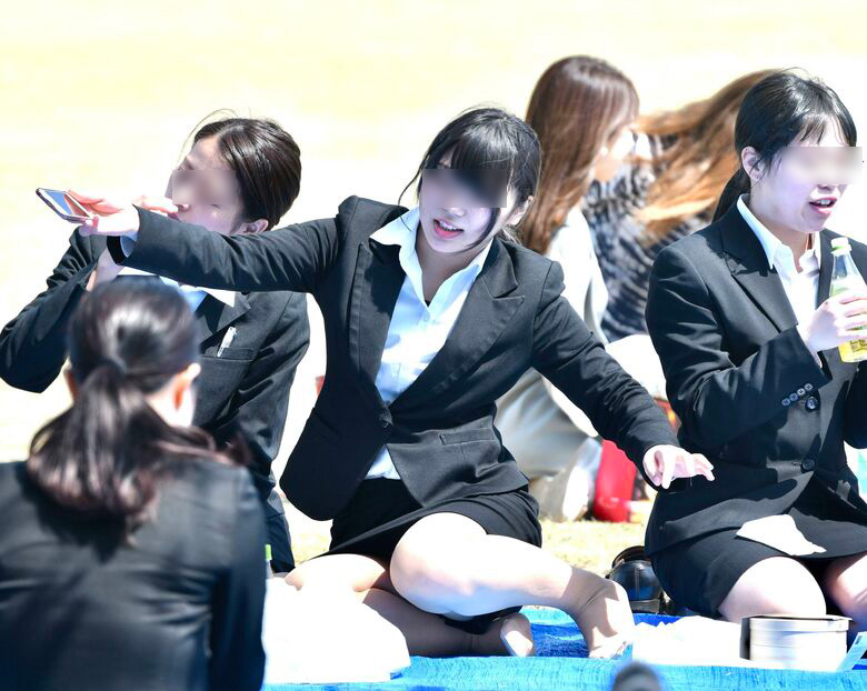 リクルートスーツ パンチラ画像!新卒女子の盗撮パンツに大興奮♡生々しくてエロいぜ!!011枚目