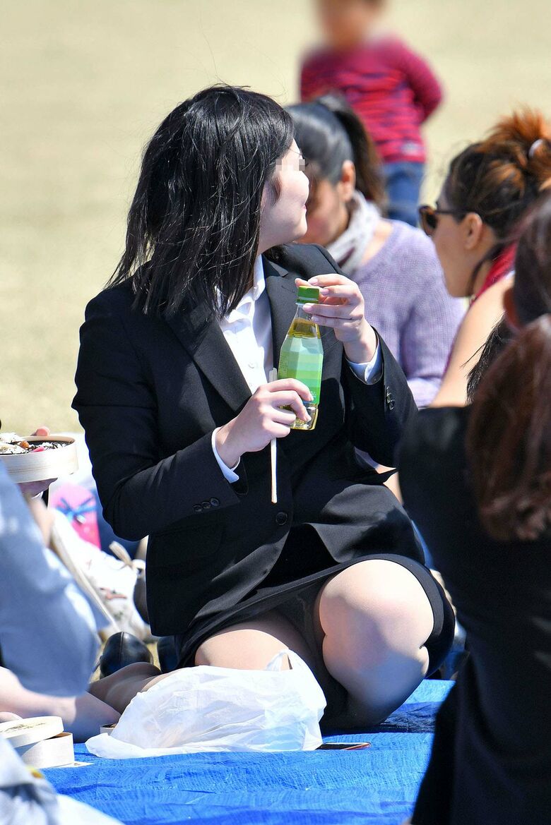 リクルートスーツ パンチラ画像!新卒女子の盗撮パンツに大興奮♡生々しくてエロいぜ!!015枚目